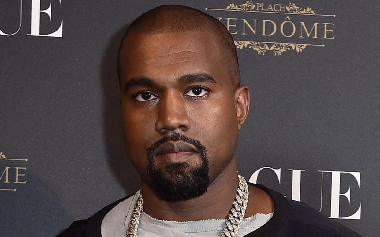 Einen Tag, nachdem Adidas die Zusammenarbeit mit Kanye West beendet hatte, tauchte er unangekündigt beim Schuhhersteller Sketchers auf. Doch der Rapper wurde sofort von den Mitarbeitern hinausbegleitet. (Bild: Getty Images / Pascal Le Segretain)