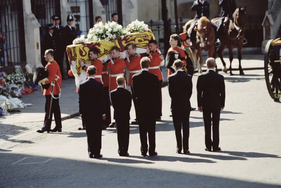 1997 年 8 月 31 日，戴安娜在巴黎車禍喪生，其後她的靈柩被送返英國。（圖左起）查理斯、哈里王子、史賓莎伯爵、威廉王子、菲臘親王目送戴安娜靈柩進入西敏寺。（Getty）