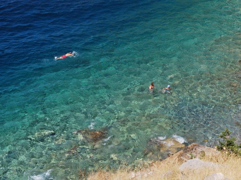 Urlauber entspannen in der Ägäis vor der griechischen Ferieninsel Hydra. Foto: Gregor Mayer