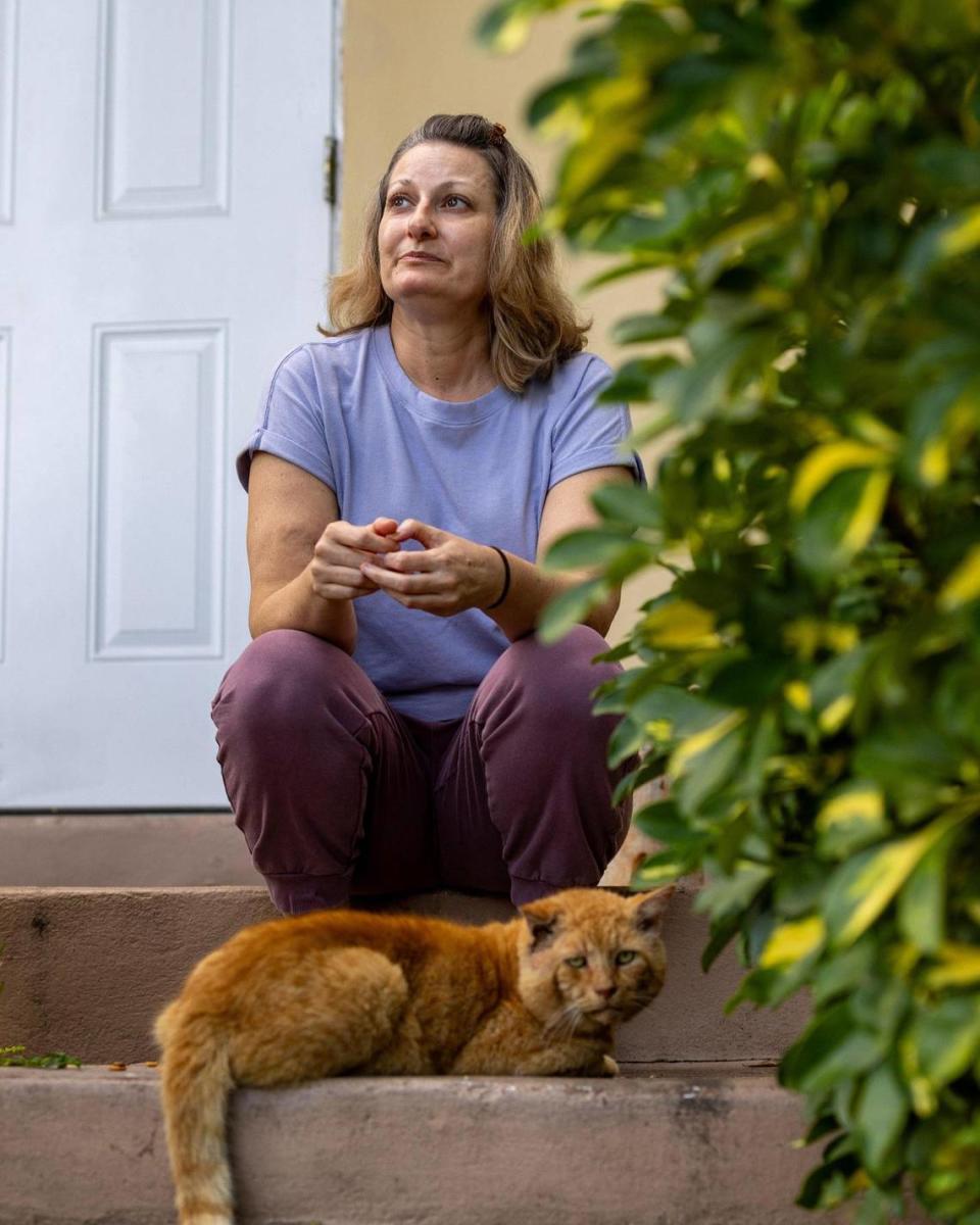 Katrina Faust, enferma de esclerosis múltiple, sentada en el porche de su casa en North Miami.