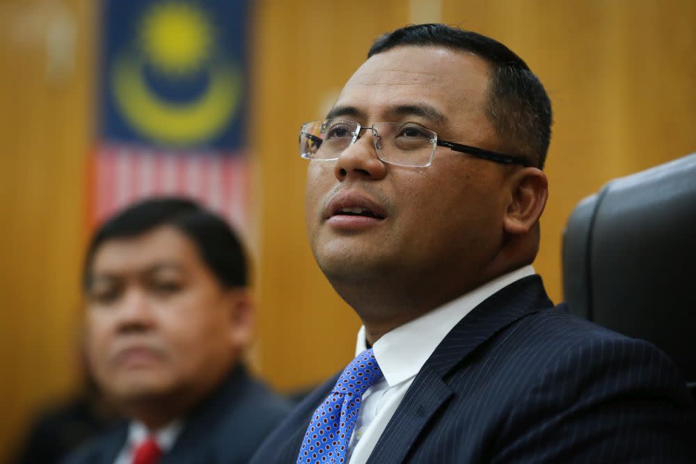 Selangor Mentri Besar Datuk Seri Amirudin Shari urged the public to support and not to take out their frustrations on the frontline workers who are risking their lives daily to contain the coronavirus. — Picture by Yusof Mat Isa