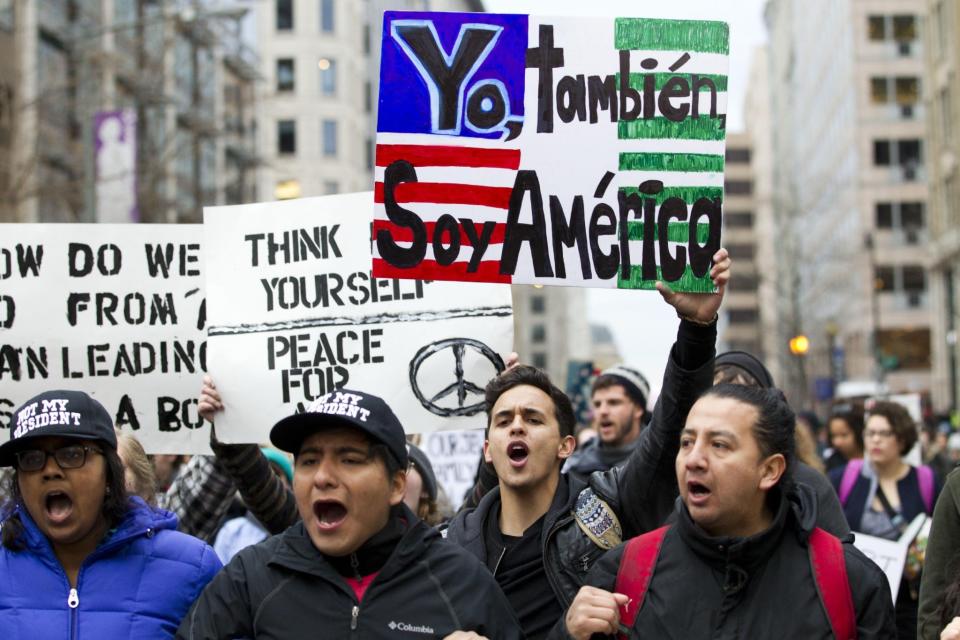 <p>Grupo de manifestantes latinos en Washington. AP Photo/Jose Luis Magana </p>