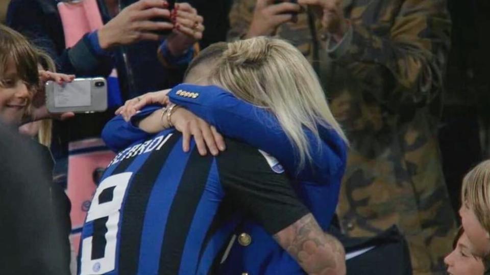 Mauro Icardi se abraza a su esposa Wanda Nara en el campo de fútbol (Créditos: Instagram)