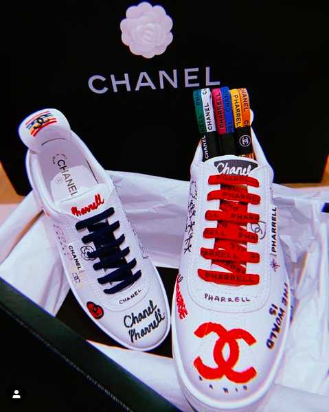 CHANEL x Pharrell聯名膠囊系列白球鞋，辨識度100%，穿在腳上沒有人會看不出來，保證吸睛。（翻攝自therealfashionblogger IG）