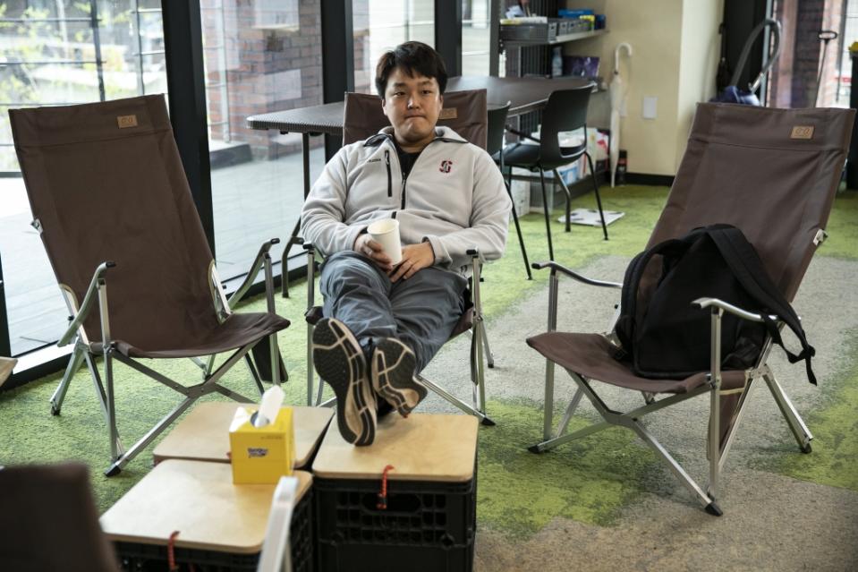 14 年 2022 月 XNUMX 日，星期四，Terraform Labs 的聯合創始人兼首席執行官 Do Kwon 在公司位於韓國首爾的辦公室。Kwon 依靠最古老的加密貨幣作為他的穩定幣的後盾，一些批評家將其比作一個巨大的龐氏騙局。 攝影師：Woohae Cho/Bloomberg via Getty Images