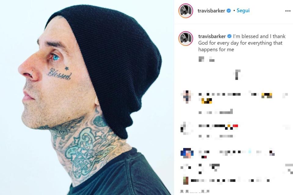 Travis Barker, classe 1975, è il batterista dei Blink-182, band con la quale ha raggiunto un enorme successo soprattutto alla fine degli anni Novanta e all'inizio dei Duemila.