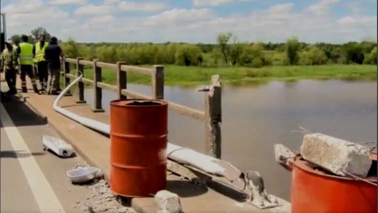 El conductor del camión impactó contra la baranda y cayó al agua