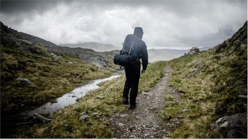 Un hombre en un campo británico