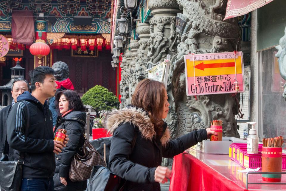 Temple visitors can borrow sets of 100 <em>kau cim</em> sticks from an office in the temple's pain pavilion.