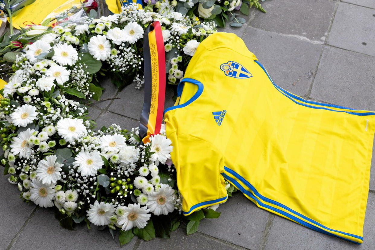 Une couronne de fleurs en hommage aux deux supporteurs tués à Bruxelles, le 16 octobre 2023, lors d'un match contre la Suède (illustration).  - Credit:BENOIT DOPPAGNE / BELGA MAG / Belga via AFP