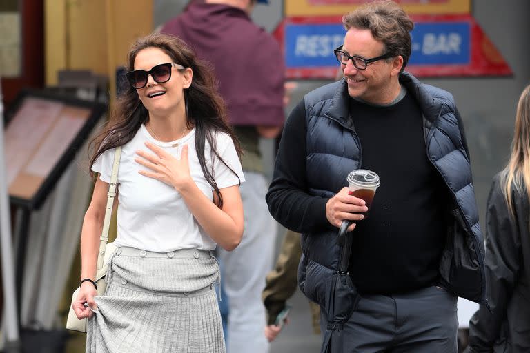 Katie Holmes y el agente de talentos Jeremy Barber fueron descubiertos in fraganti durante una salida en Manhattan. La buena química entre la actriz y el empresario fue evidente, ya que charlaron y se rieron animadamente durante todo el paseo
