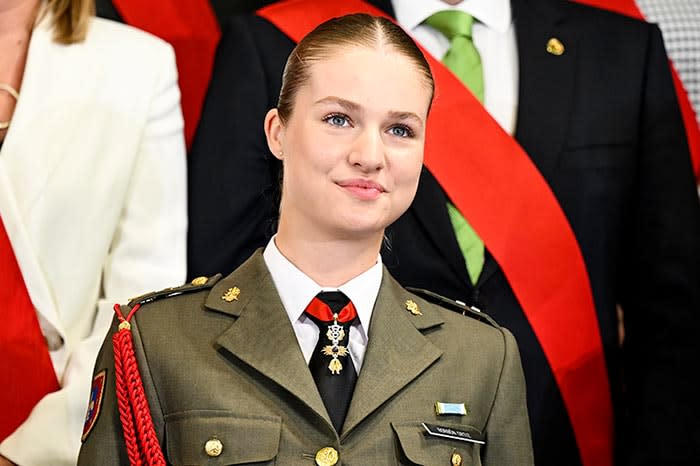 La princesa Leonor luce la Insignia del Toisón de Oro en su corbata