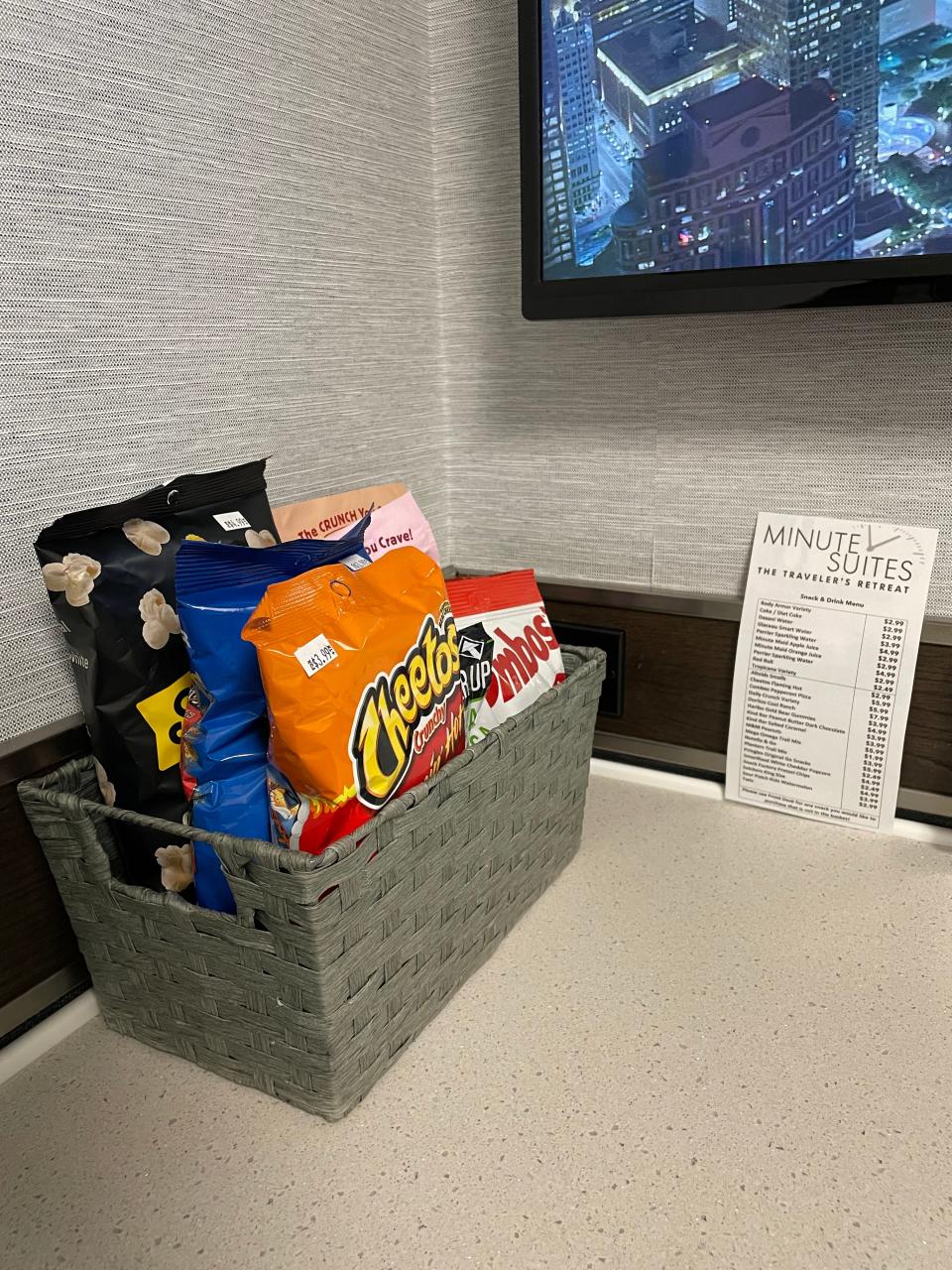 Minute Suites Express — snack box on desk