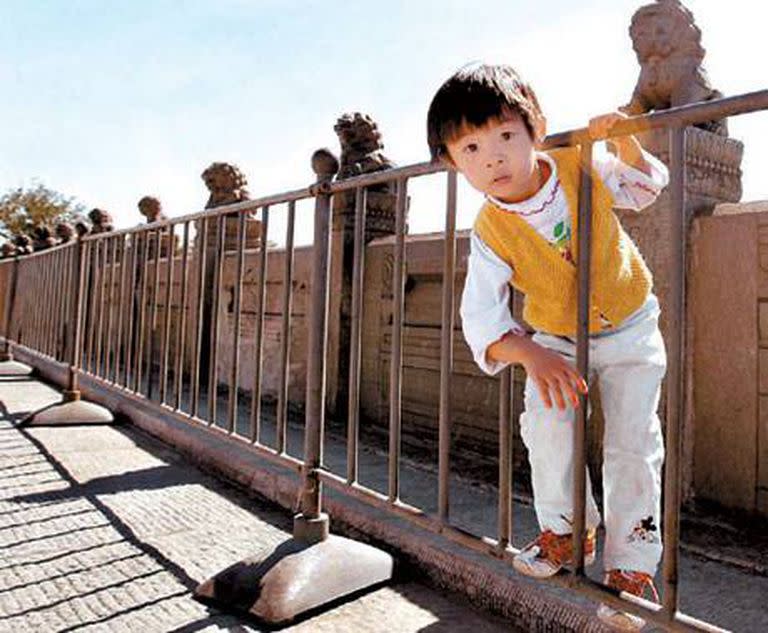 Un nene juega en el viejo puente Marco Polo, de Pekín, donde el ejército japonés comenzó su invasión a China, el 7 de julio de 1937
