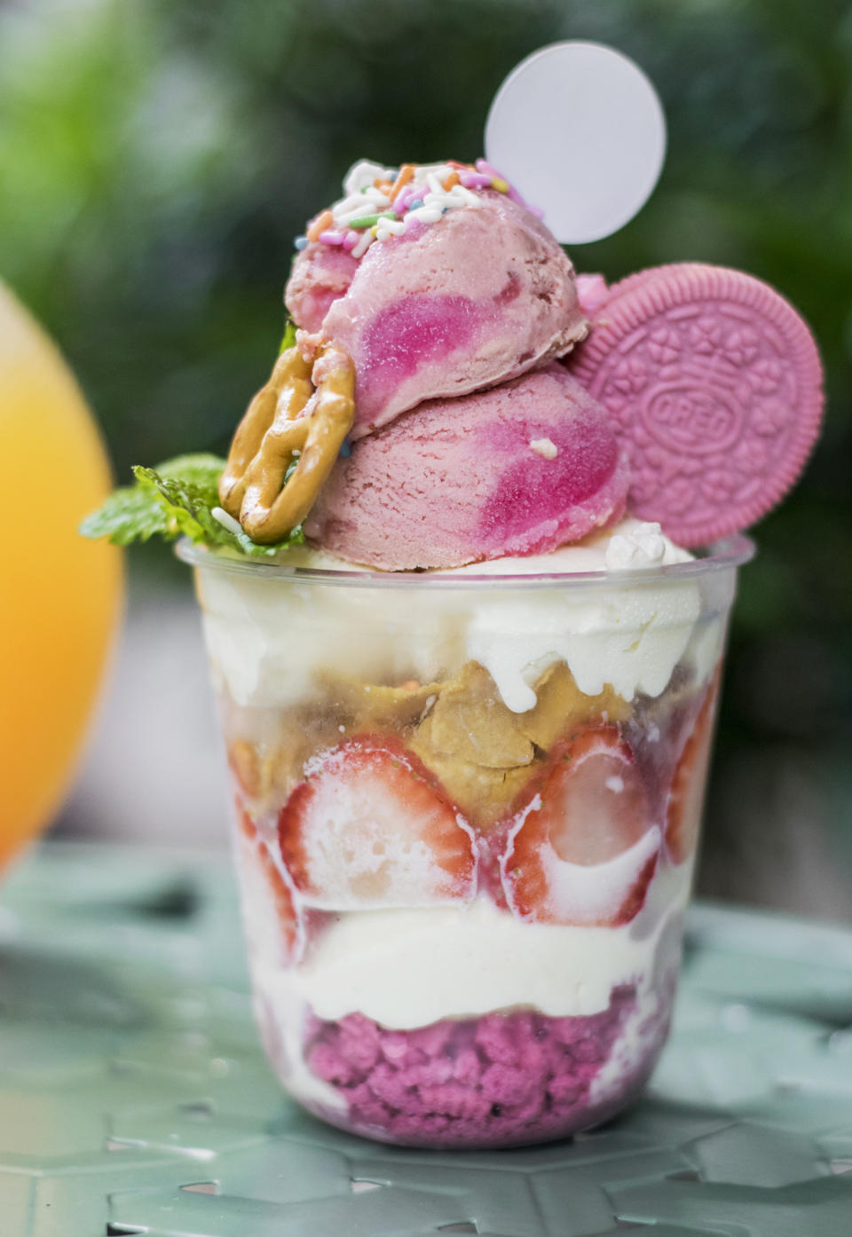 西貢美食︱西貢海傍甜品店七彩雪糕杯 必試新鮮生果製巨型菠蘿冰