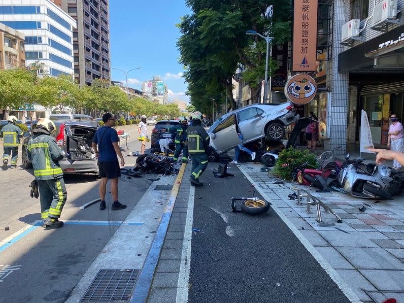 ▲北市文山區車禍！汽車突爆衝撞擊3車，1騎士重傷命危送醫。（圖／翻攝畫面）