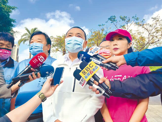 民進黨新北市長候選人林佳龍炮轟新北市長侯友宜任內缺乏重大建設，只剩歡樂耶誕城，侯友宜（左三）21日列舉市政成績回擊林佳龍。（李奇叡攝）