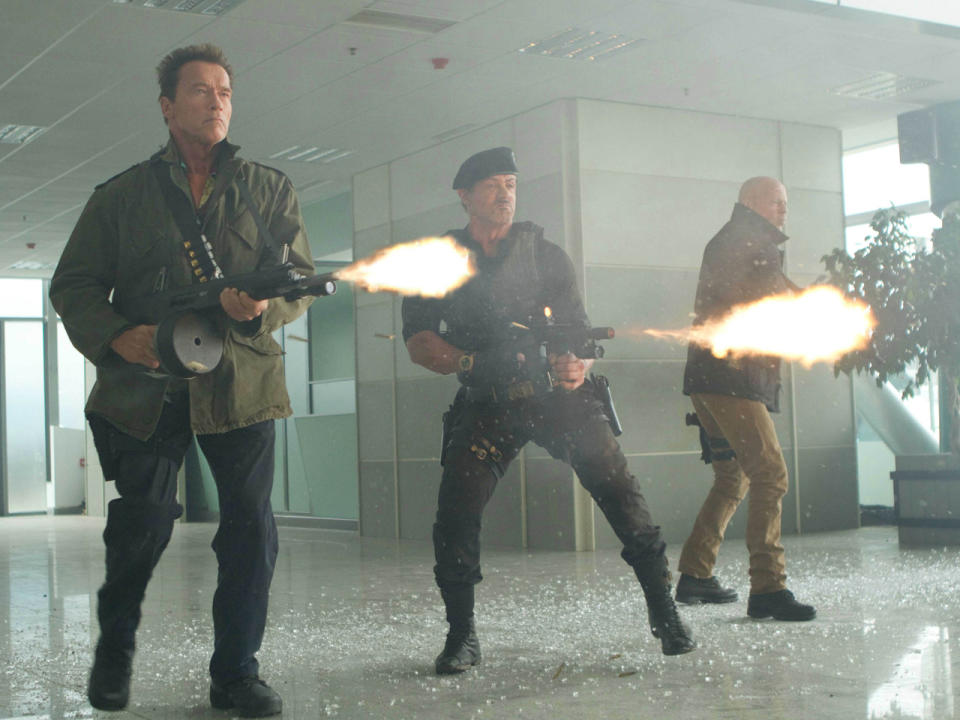 Geballte Action erwartet die TV-Zuschauer am Samstag um 23:55 Uhr im Ersten. In "The Expendables 2" zeigen Action-Urgesteine wie Arnold Schwarzenegger, Sylvester Stallone und Jean-Claude Van Damme Bösewichten, wo der Hammer hängt. (Bild-Copyright: Millennium Films/Kobal/REX Shutterstock)