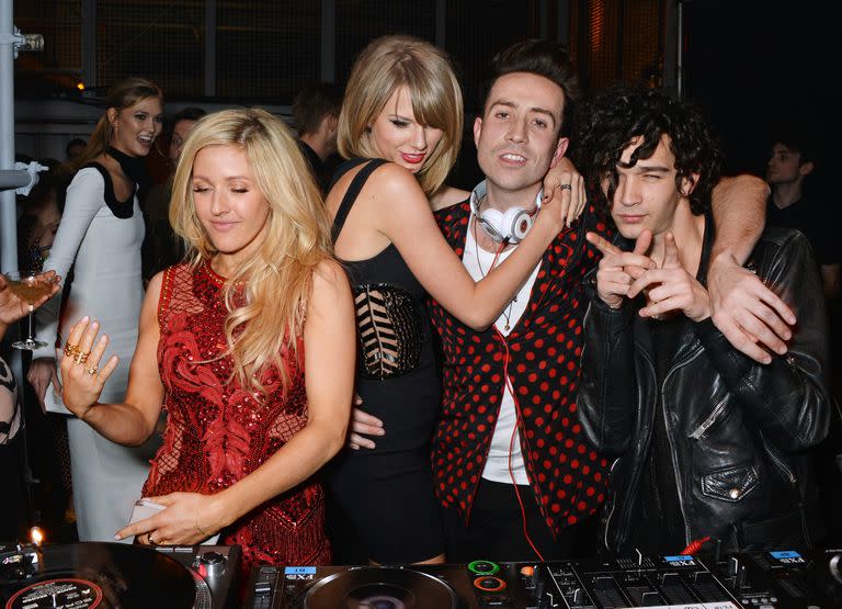 Taylor Swift abraza a Nick Grimshaw, junto a Matt Healy, en una fiesta de Universal Music Brits en The Soho House Pop-Up en febrero