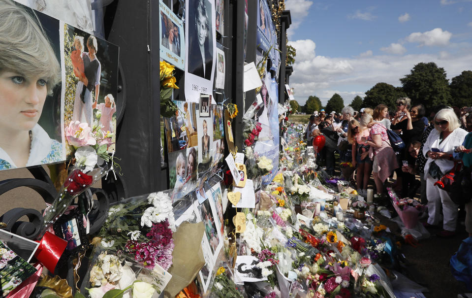 <p>People crowd around the gates of Kensington Palace in London to pay tribute to the late Diana, Princess of Wales, Aug. 31, 2017. (Photo: Kirsty Wigglesworth/AP) </p>