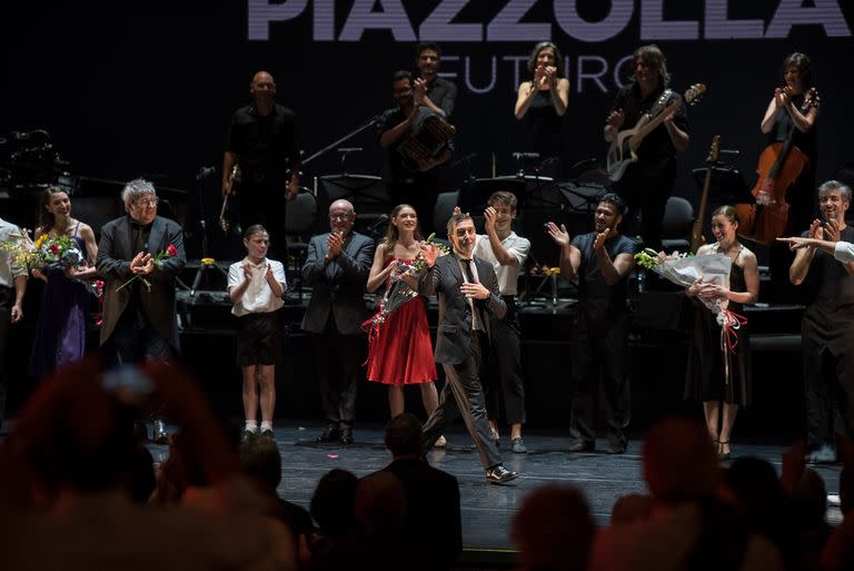 Julio Bocca, en el centro, en la ovación final, con el elenco completo de "Piazzolla Futuro" en el escenario y el público, de pie