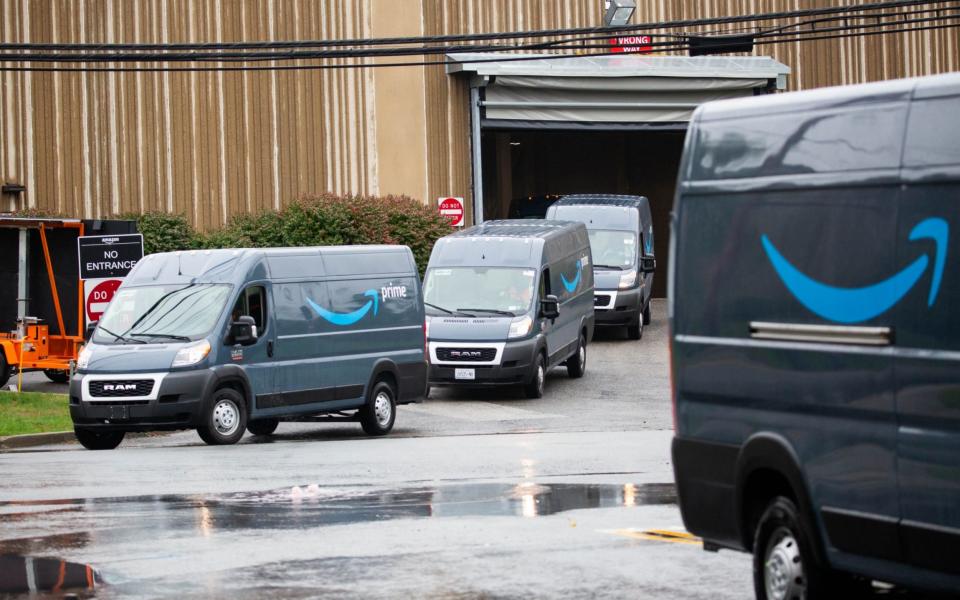 Trucks leave an Amazon delivery station in Carlstadt, New Jersey, USA - Michael Nagle /Bloomberg