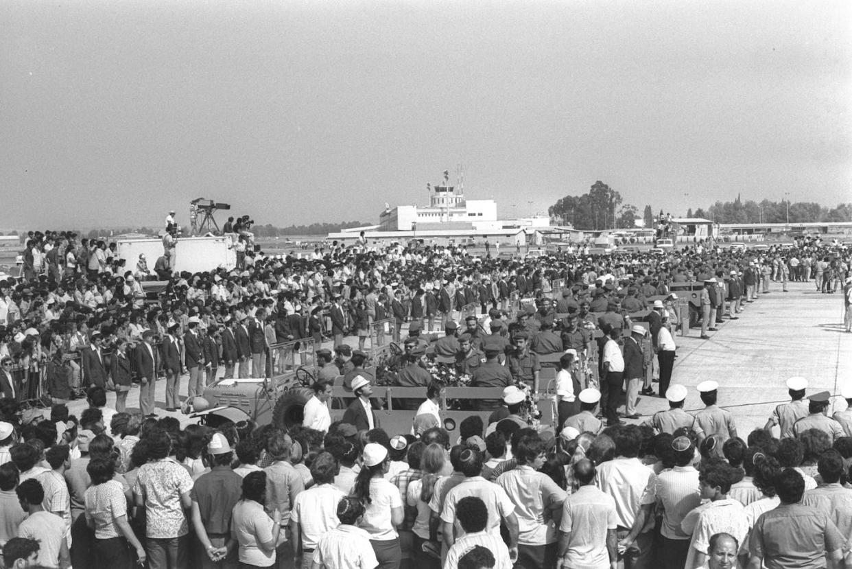 Los ataúdes de diez atletas israelíes asesinados en la masacre durante una ceremonia conmemorativa en el aeropuerto de Lod, en Israel, el 7 de septiembre de 1972. <a href="https://commons.wikimedia.org/wiki/File:Flickr_-_Government_Press_Office_(GPO)_-_Memorial_Service_for_the_Munich_Massacre_(2).jpg" rel="nofollow noopener" target="_blank" data-ylk="slk:Wikimedia Commons / David Eldan/ Government Press Office Israel;elm:context_link;itc:0;sec:content-canvas" class="link ">Wikimedia Commons / David Eldan/ Government Press Office Israel</a>, <a href="http://creativecommons.org/licenses/by-sa/4.0/" rel="nofollow noopener" target="_blank" data-ylk="slk:CC BY-SA;elm:context_link;itc:0;sec:content-canvas" class="link ">CC BY-SA</a>