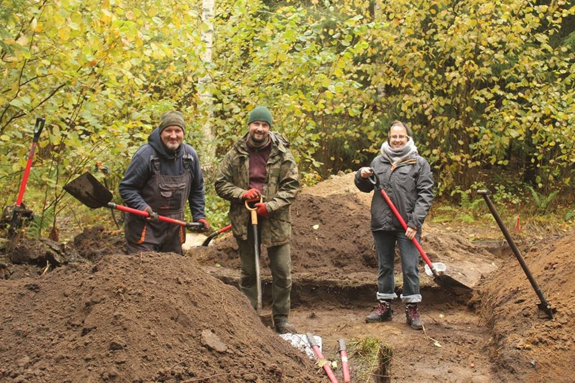 Powiedzieli, że eksperci mają plany kontynuowania eksploracji pod kamienną płytą.