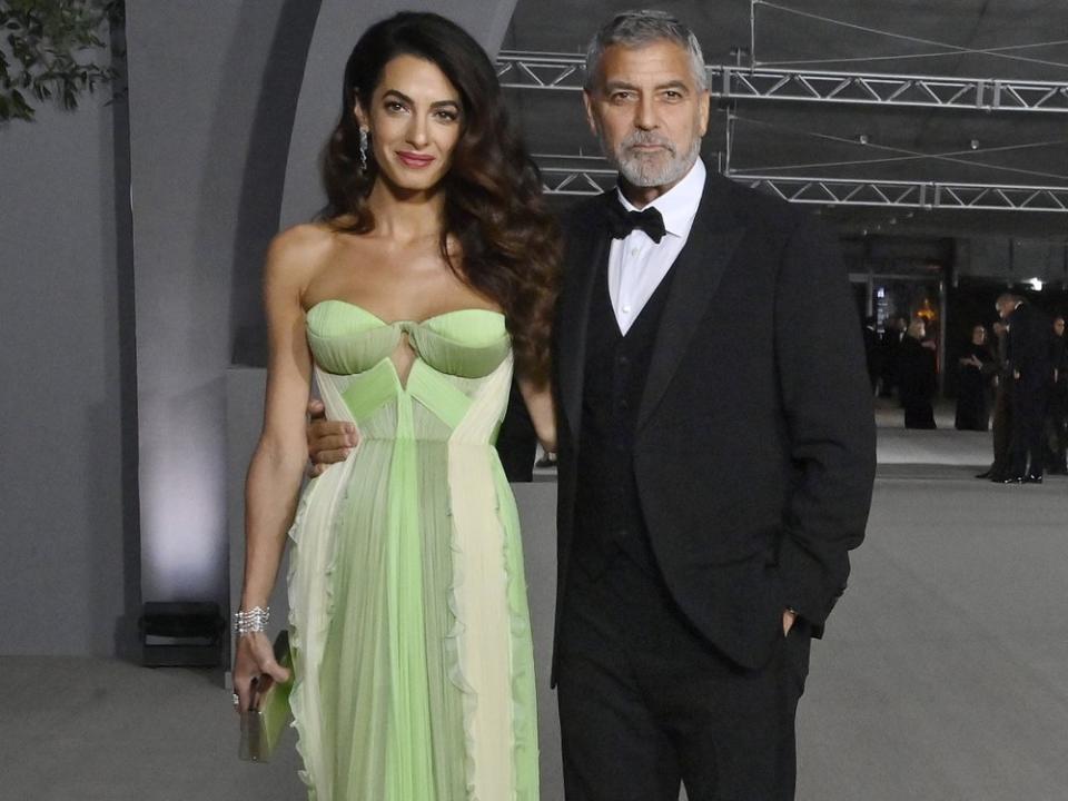 Amal Clooney in einem grünen Designerkleid und George Clooney im eleganten Dreiteiler. (Bild: imago/UPI Photo)