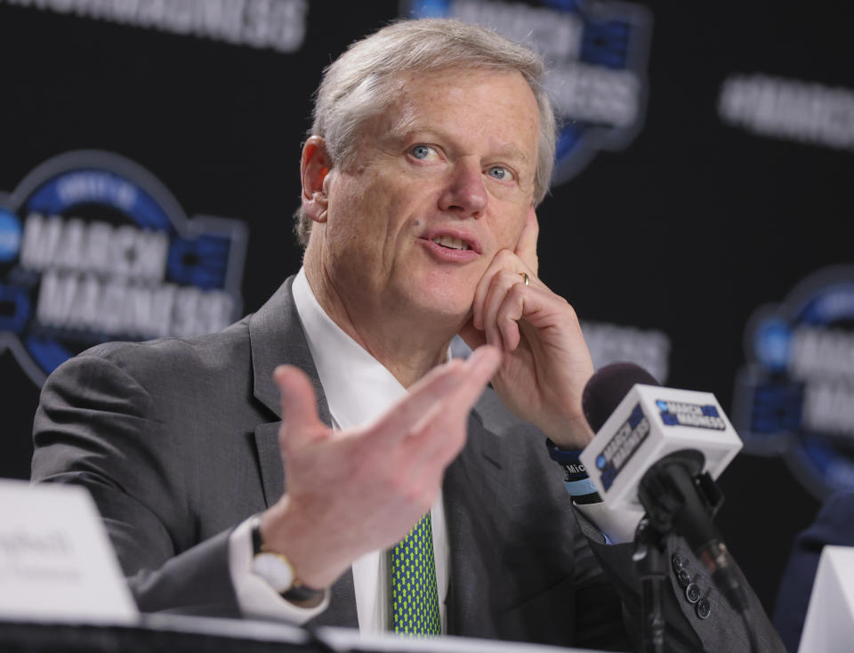 El presidente de la NCAA, Charlie Baker, ha presionado repetidamente para obtener asistencia del Congreso en la NIL.  (Matthew J. Lee/The Boston Globe vía Getty Images)