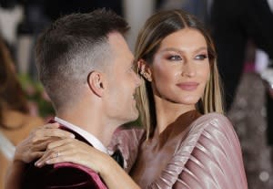 Gisele Bundchen Spotted Without Wedding Ring After She and Tom Brady Hire Divorce Lawyers