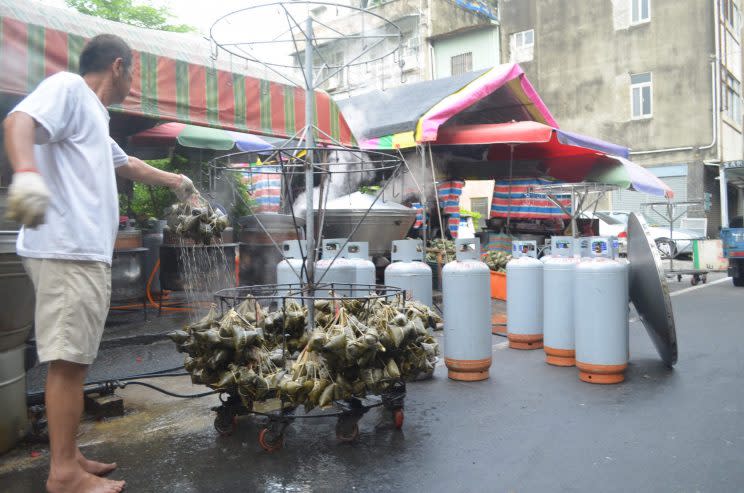 圖說：嘉義市粽子名店一個端午節可以賣出好幾萬個粽子，早年卻是從一天一個粽子賣起的。