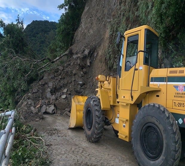 快新聞／蘇花公路台9丁線觀音段坍方阻斷交通　上午9點半搶通