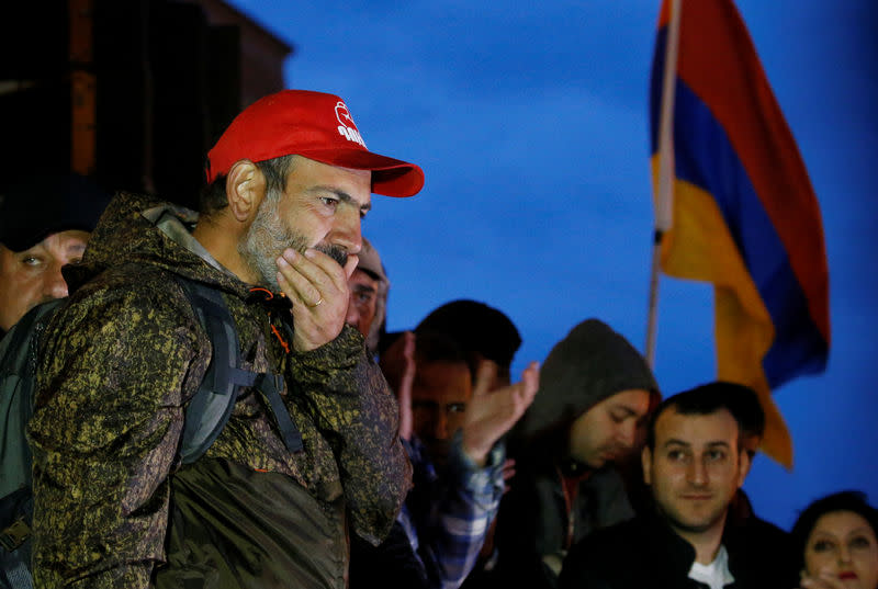 Le chef de l'opposition en Arménie, Nikol Pachinian (à gauche), a appelé ses partisans à de nouvelles manifestations à partir de dimanche. /Photo prise le 27 avril 2018/REUTERS/Gleb Garanich