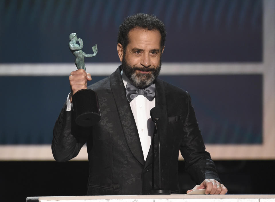 Tony Shalhoub recibe el Premio SAG al mejor actor en una serie de comedia por "The Marvelous Mrs. Maisel", el domingo 19 de enero del 2020 en Los Angeles. (AP Foto/Chris Pizzello)