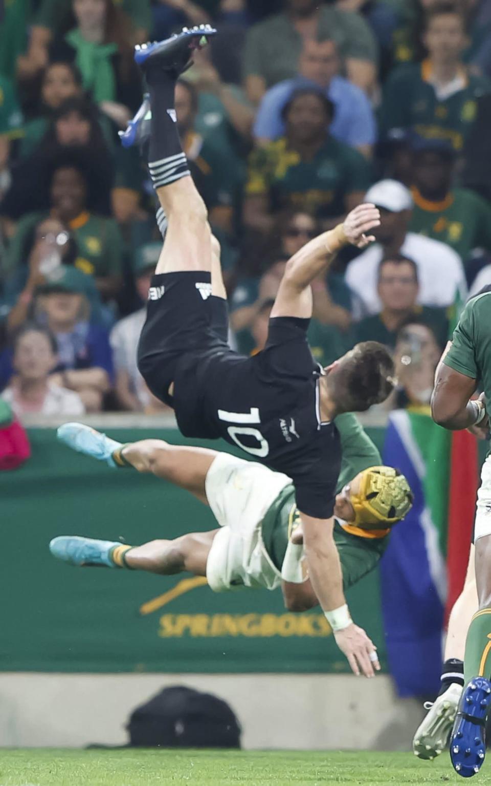 Beauden Barrett of New Zealand and Kurt-Lee Arendse of South Africa during The Rugby Championship match between South Africa and New Zealand at Mbombela Stadium on August 06, 2022 in Nelspruit, South Africa - Dirk Kotze/Gallo Images/Getty Images