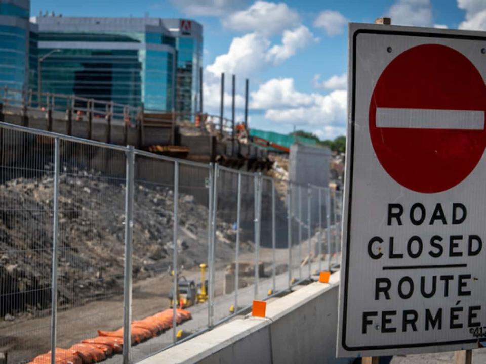 A five-kilometre stretch of Highway 417 is closing in both directions from 8 p.m. Friday until 6 a.m. Tuesday morning to replace the bridge over Rochester Street. (Jonathan Dupaul/Radio-Canada - image credit)