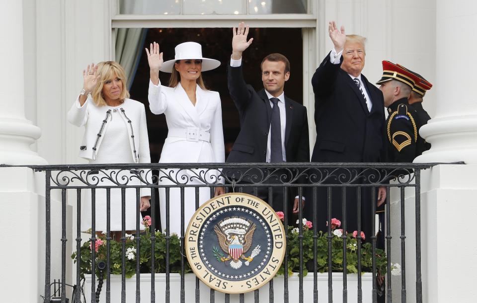 (FOTOS) Doble beso francés y mucha pompa: así recibió Trump a Macron en la Casa Blanca