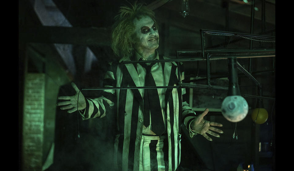 En esta imagen proporcionada por Warner Bros. Pictures, Michael Keaton en una escena de "Beetlejuice Beetlejuice". (Warner Bros. Pictures vía AP)