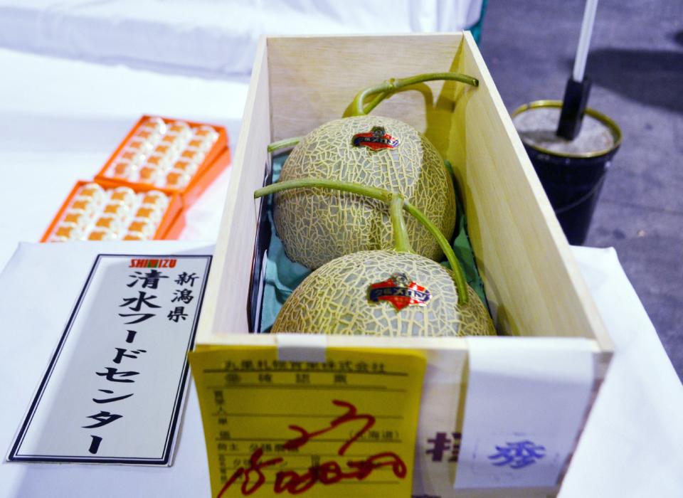 Este par de melones Yubari se vendieron en 12,400 dólares en el 2015. Foto: JIJI Press /AFP via Getty Images