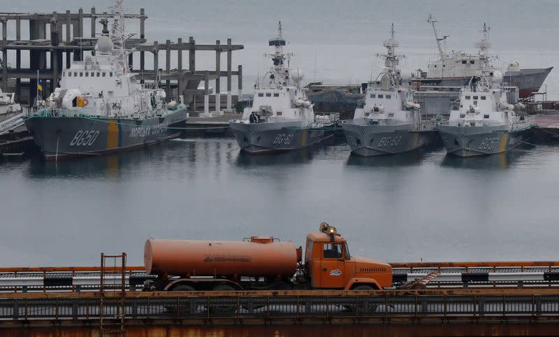 FOTO DE ARCHIVO. Un camión pasa la frontera de Ucrania en el puerto de Odesa