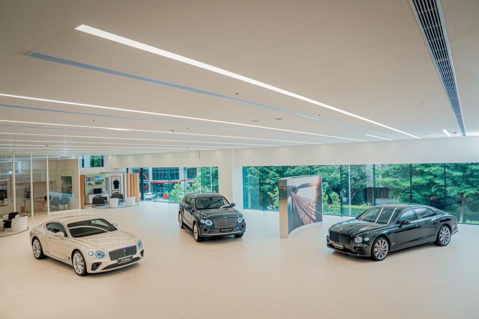 全新展示中心沿襲原廠企業識別，室內納入大量自然採光，打造寬敞舒適、同時也為目前台灣最大最新穎的Bentley展示空間。
