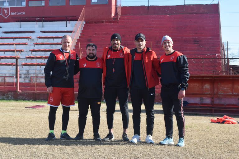 Álvaro Pereira junto a su cuerpo técnico en Defensores de Cambaceres
Foto: Prensa Cambaceres