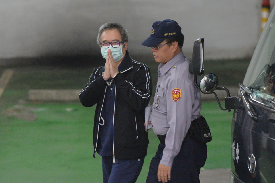 台北地方法院14日針對北檢聲請對蔡正元聲請具保停押案開庭，蔡正元（左）戴著口罩，雙手合十，準備出庭。(中央社)