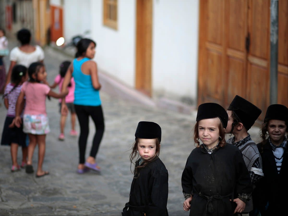 Children of a Jewish community stand on a street in the village of San Juan La Laguna August 24, 2014. A few months after moving from Canada to a remote part of Guatemala to find religious freedom, the group of ultra orthodox Jews have been forced out of their homes in a bitter conflict with hostile villagers. The Lev Tahor community packed its bags on Friday in San Juan la Laguna, west of Guatemala City, to board buses bound for the capital after weeks of friction with sections of the local population.  (REUTERS)