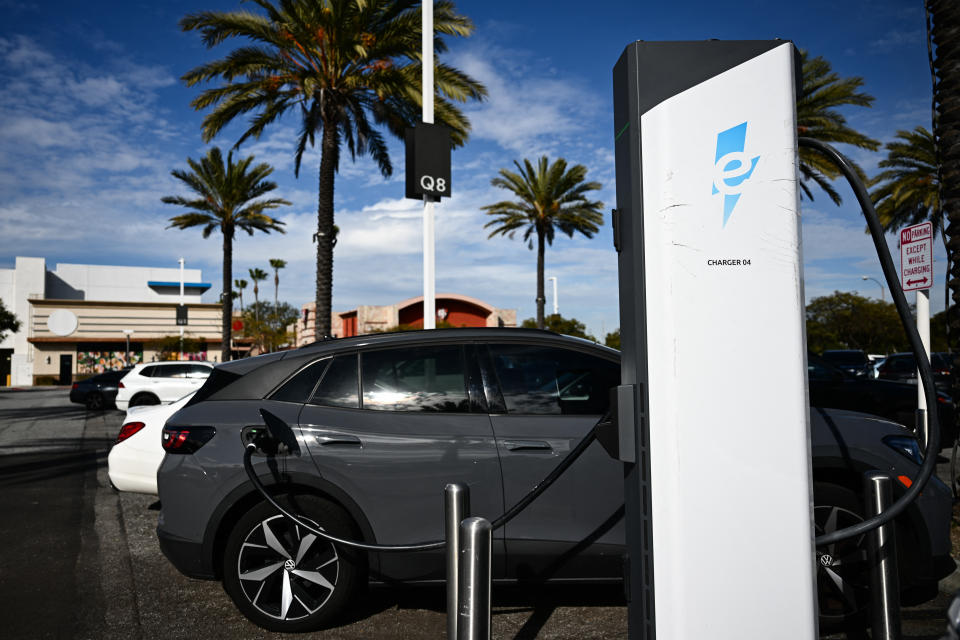 Un vehículo eléctrico Volkswagen ID.4 se carga a través de un cargador rápido CCS DC de Electrify America en el estacionamiento de un centro comercial en Torrance, California, el 23 de febrero de 2024. (Foto de PATRICK T. FALLON/AFP vía Getty Images)