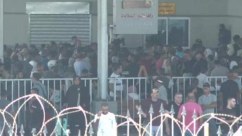 拉法關口（Rafah border crossing）聚集大批民眾。（圖／翻攝自《BBC》)