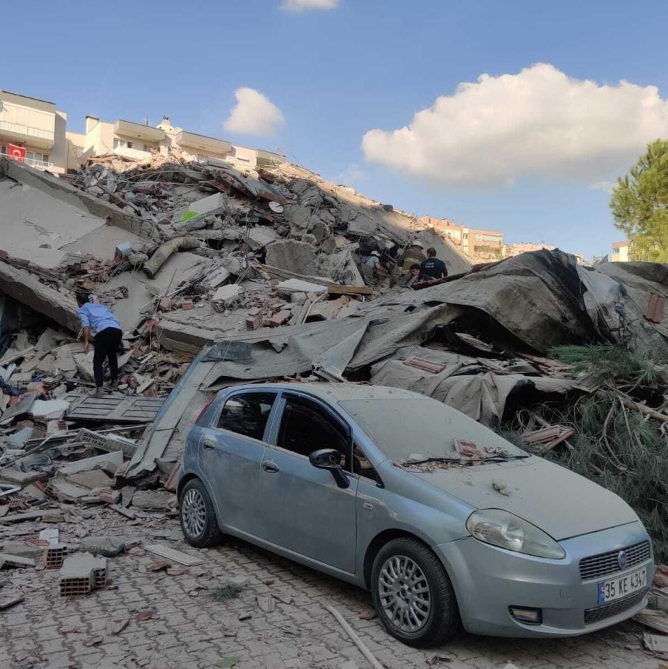 A view of a quake damaged site right after a magnitude 6.6 quake shaking Turkey's Aegean Sea coast - Anadolu Agency /Anadolu  