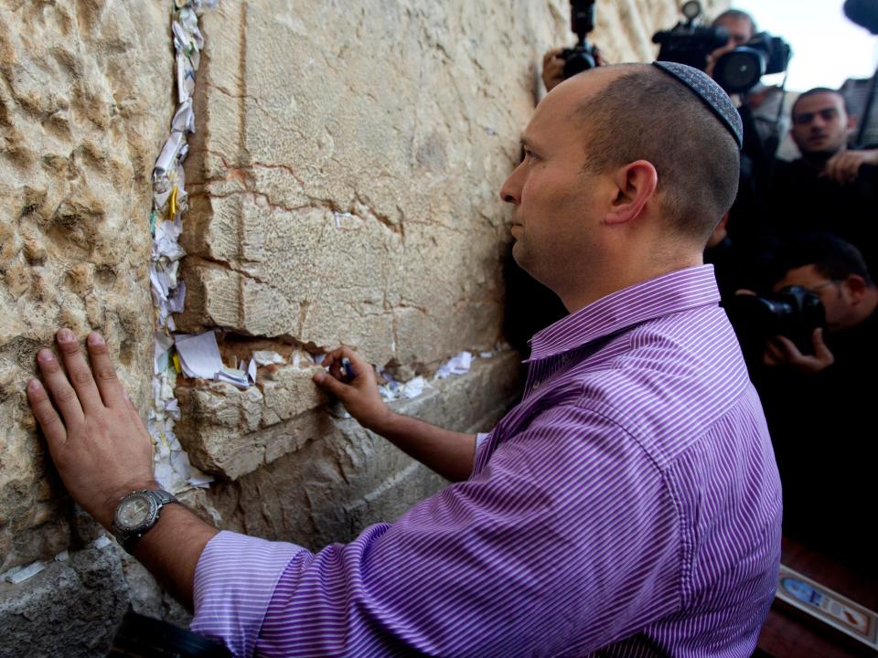 Naftali Bennett praying