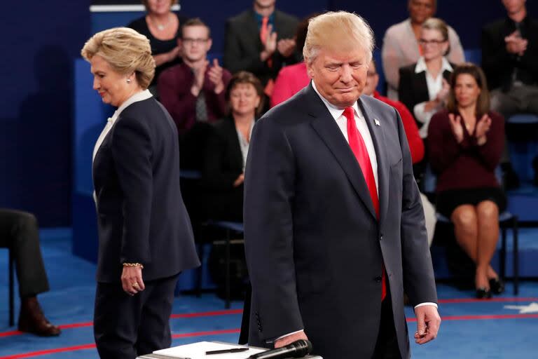 Hilary clinton y Donald Trump en un debate presidencial en 2016